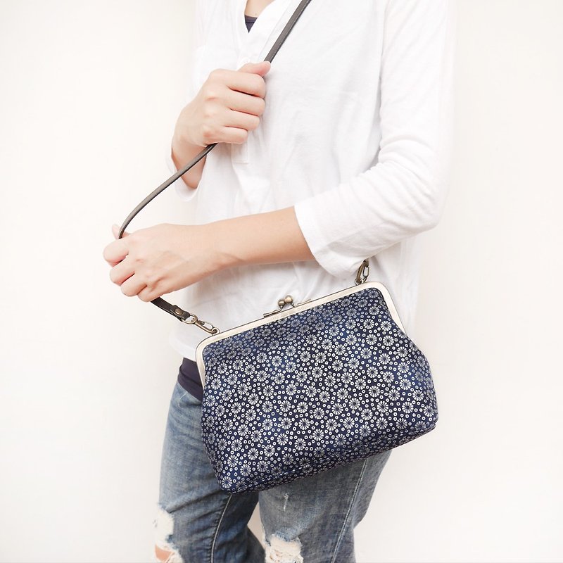 Such as summer flower 21CM medium capacity shoulder bag / mobile phone bag / mouth gold bag [made in Taiwan] - Messenger Bags & Sling Bags - Other Metals Blue