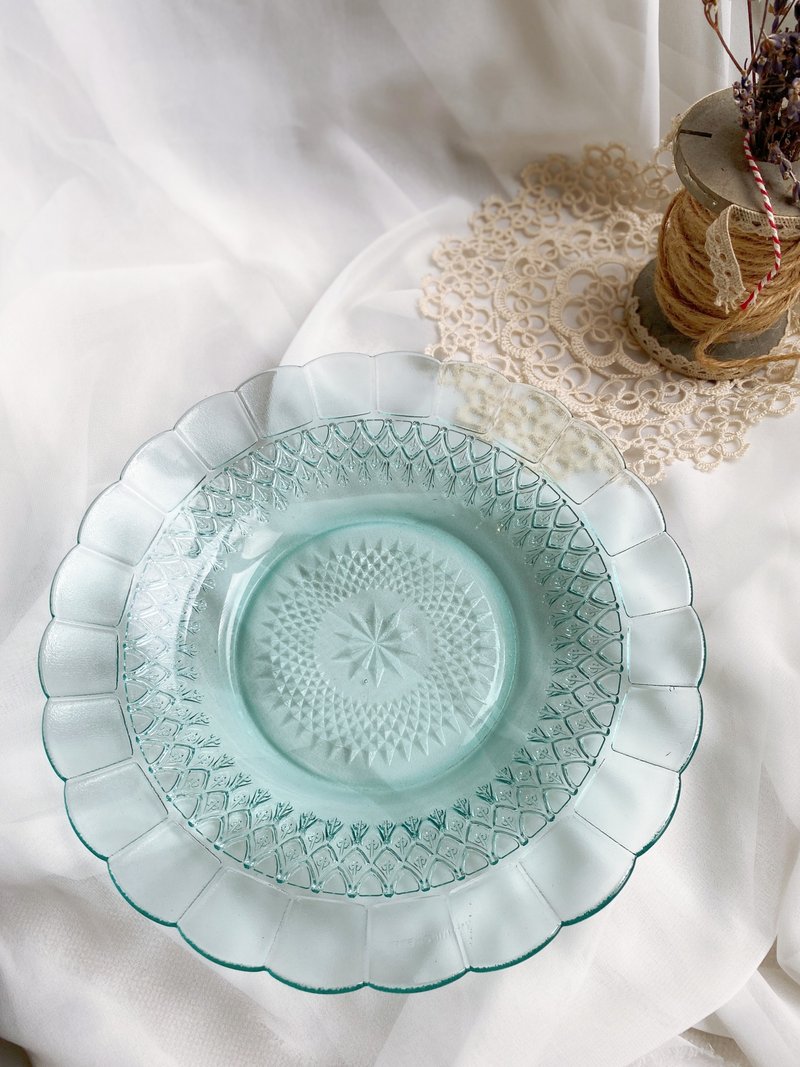 [Good Day Fetish] Indonesian 1970s retro crystal carved blue-green dinner plate decorative plate - Plates & Trays - Glass Transparent