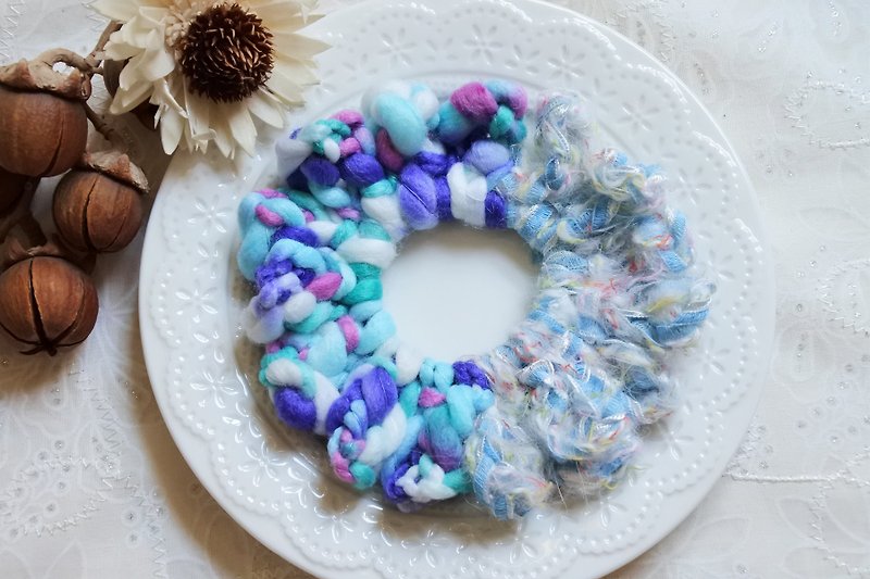 Weave small wreaths. Playing in the water. Hair Tie/Tress - เครื่องประดับผม - ขนแกะ สีน้ำเงิน