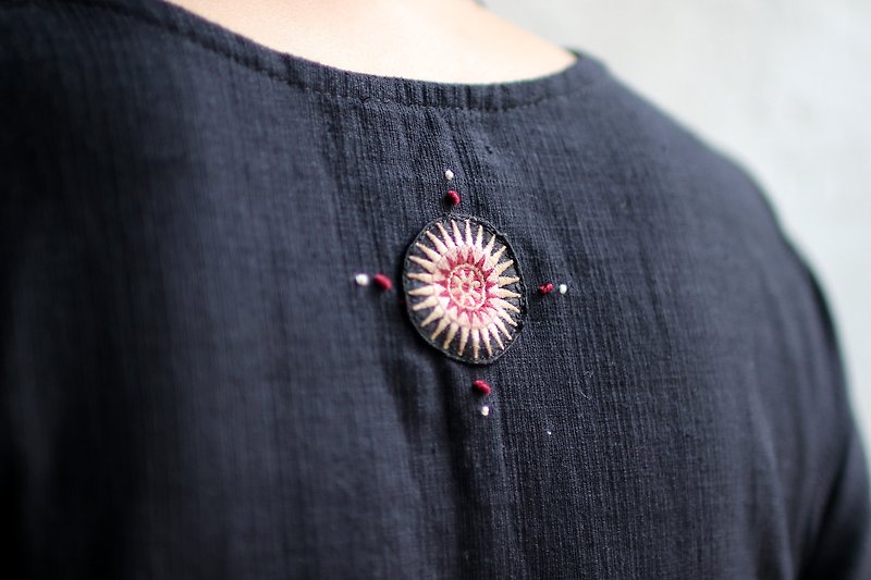 OMAKE Remake back collar embroidered longboard dress - เสื้อผู้หญิง - ผ้าฝ้าย/ผ้าลินิน สีดำ