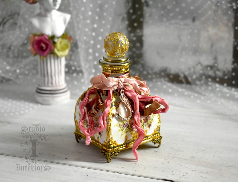 Rose glass bottle for storing perfumes and aroma oils with a voluminous decor - Items for Display - Glass Pink