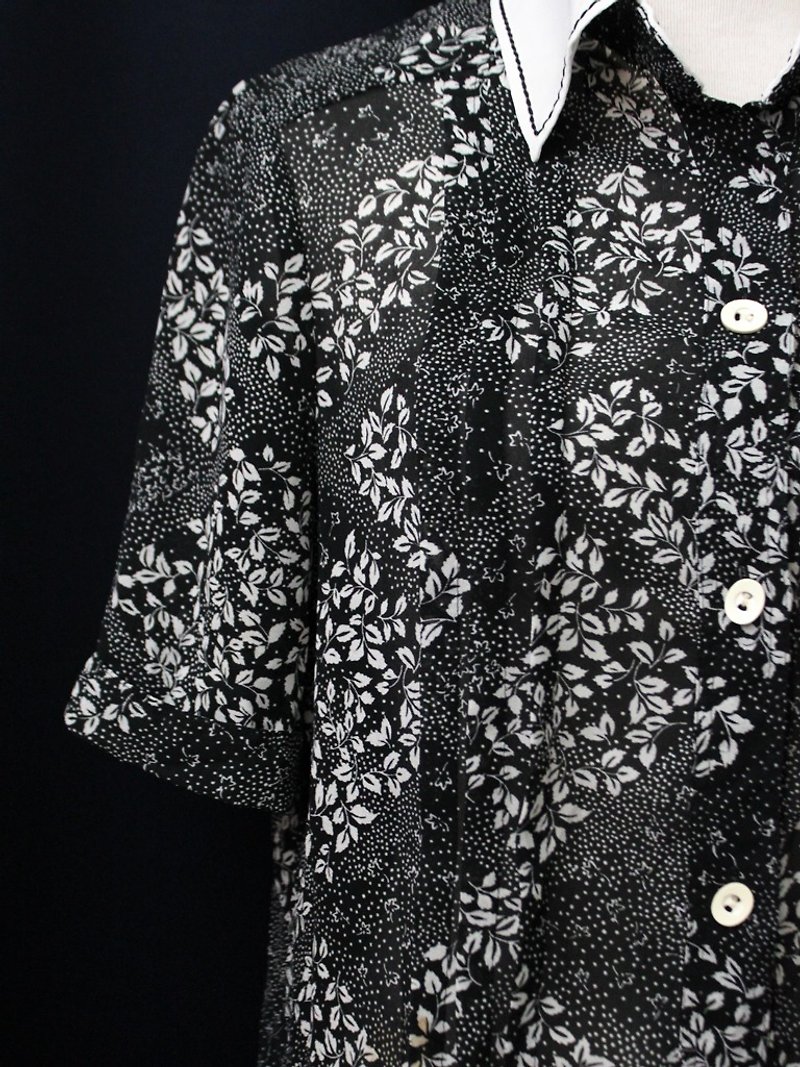 【RE0608T055】 Japanese-made retro black and white floral lapel short-sleeved ancient shirt - Women's Shirts - Polyester Black