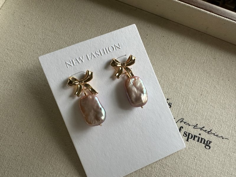 Baroque style colorful pearlescent pink pearl gold bow Silver earrings - ต่างหู - ไข่มุก 