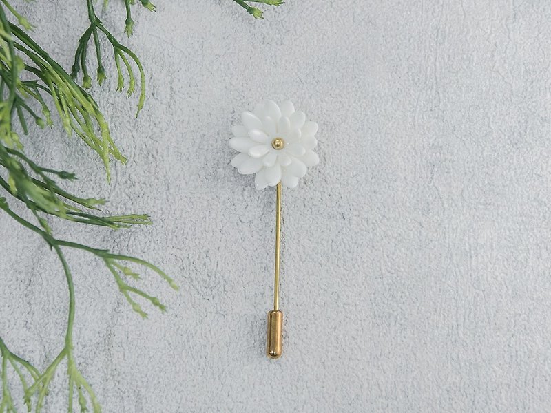 Mum ~ white porcelain flower brooch pin ~ size S. - 胸針/心口針 - 陶 白色