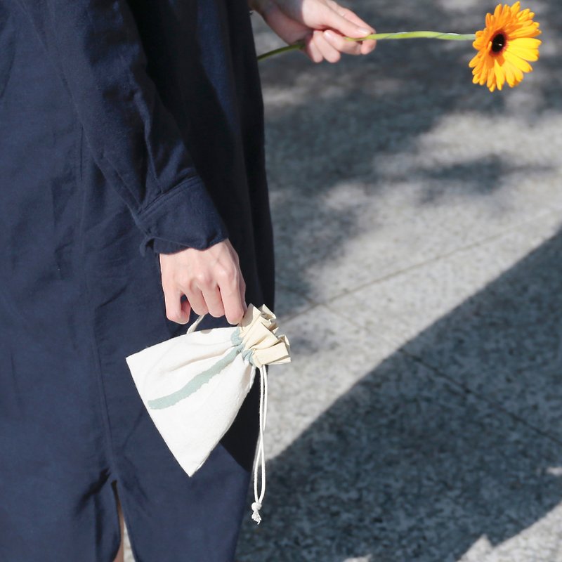 Flower bouquet circle/ drawstring pocket - Drawstring Bags - Cotton & Hemp White