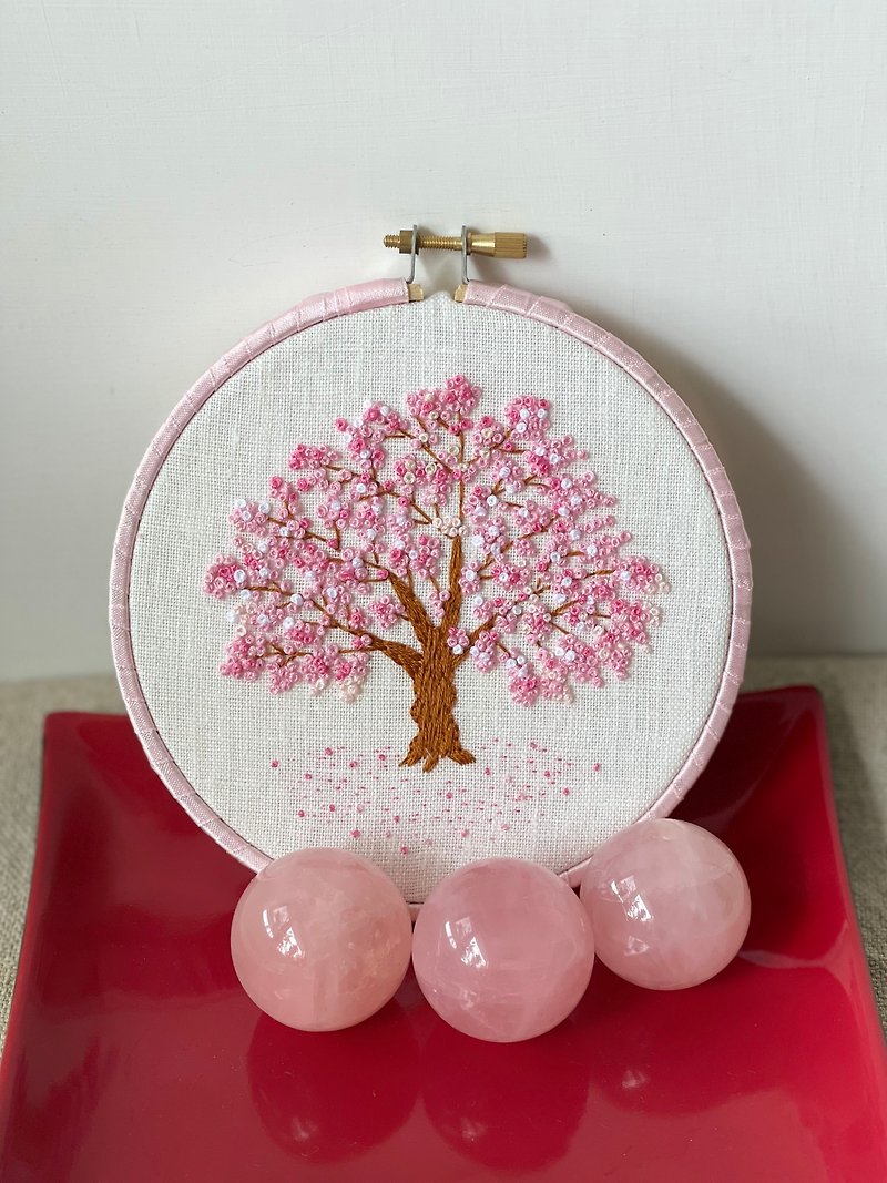 桜の木の下の手刺繍オーナメント 木製フレーム 5インチ - 置物 - コットン・麻 