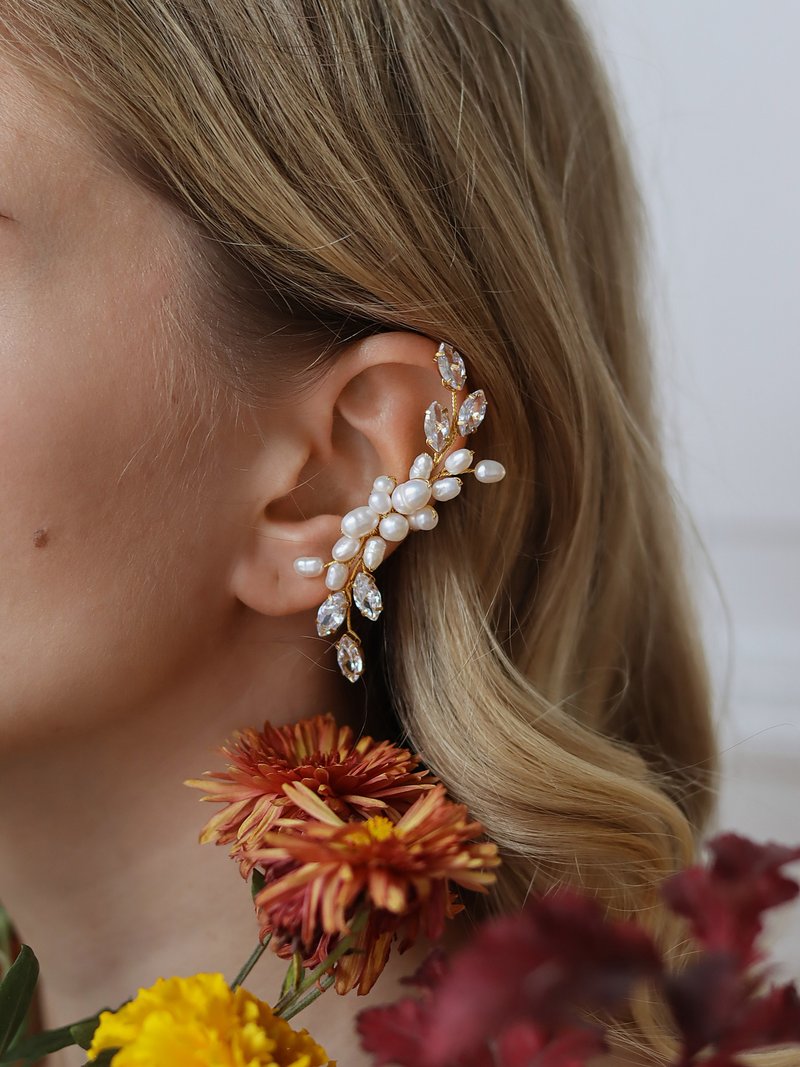 Gold ivory pearl ear cuff , Cartilage bridal pearl earrings - ต่างหู - ไข่มุก สีเงิน