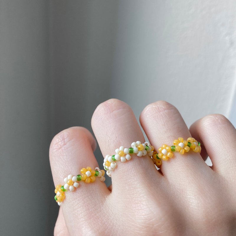 Beaded Flower Ring Corn yellow Collection (4.3-6.3cm) - 戒指 - 其他材質 多色