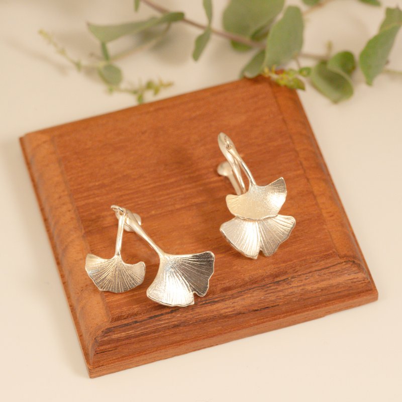 . Above the vegetation. NO.05-3 Small pair of ginkgo painless Clip-On/925 Silver - ต่างหู - เงินแท้ สีเงิน