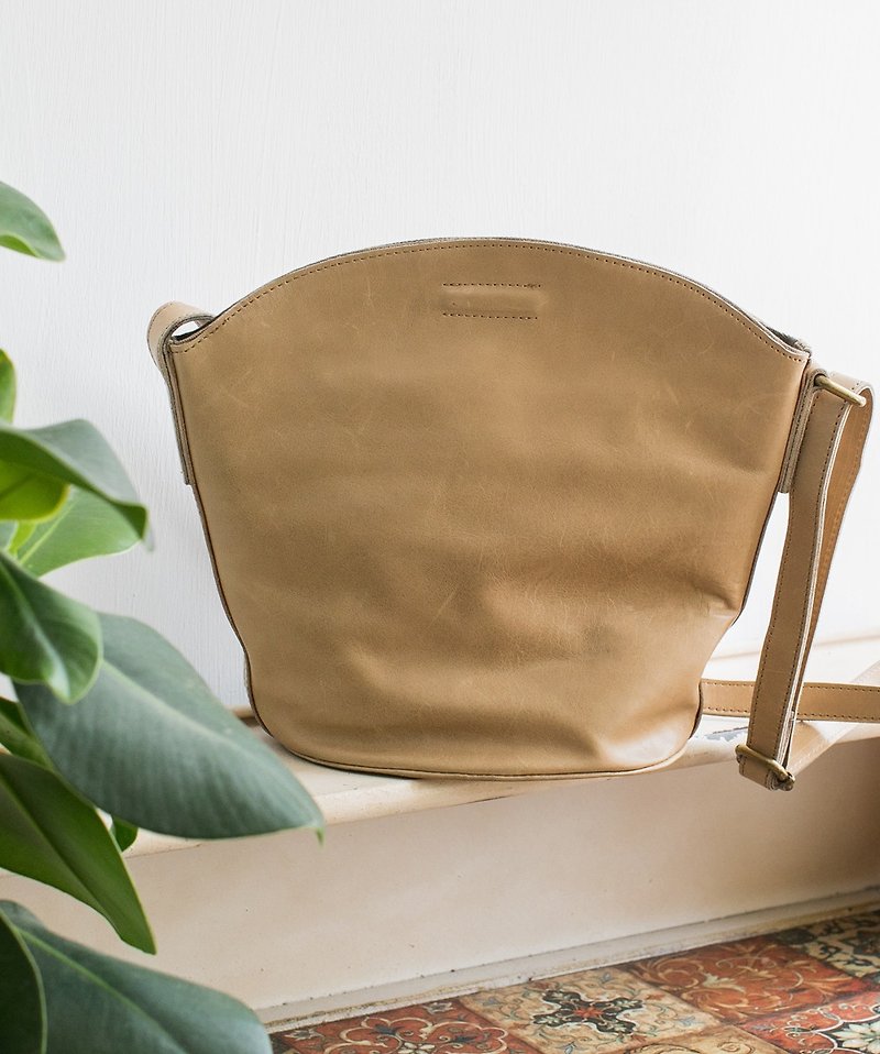 Three-dimensional structure shell leather shoulder bag - khaki - กระเป๋าแมสเซนเจอร์ - หนังแท้ สีกากี