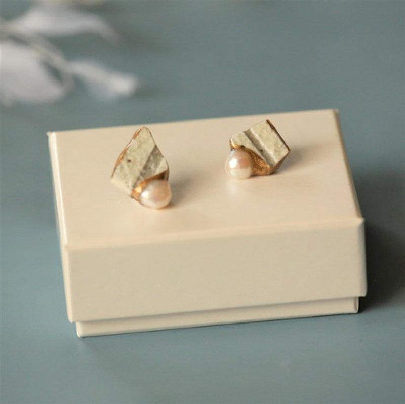 唐津瓷器金津耳夾/白瓷器/淡水珍珠 - 耳環/耳夾/耳骨夾 - 陶 白色