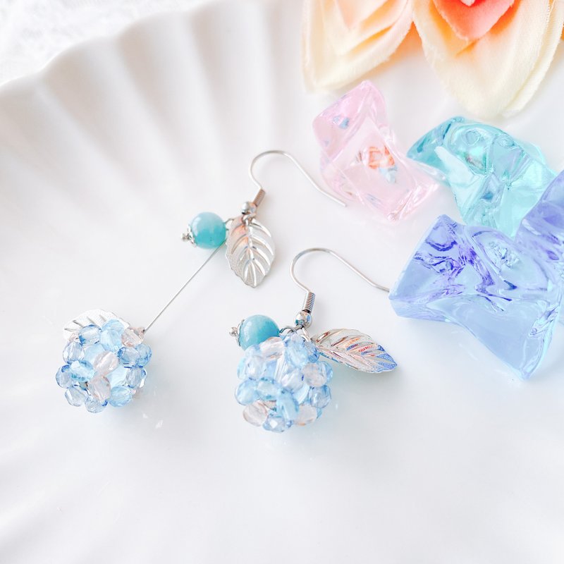 Hydrangea earrings (Clip-On) - ต่างหู - แก้ว สีน้ำเงิน