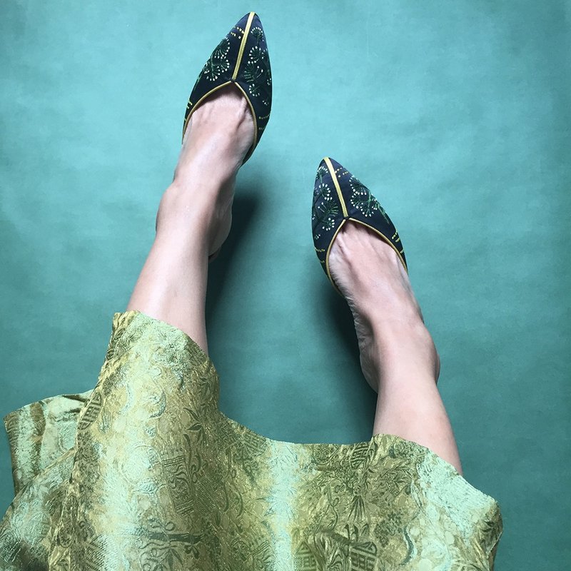 Dandelion low-heel shoes/ embroidered heels/ hand embroidery/ satin pumps - รองเท้าหนังผู้หญิง - ผ้าไหม 