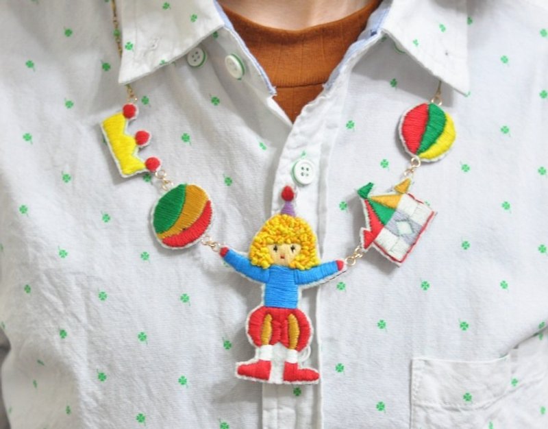 magichand embroidery circus clown necklace - สร้อยคอ - งานปัก สีแดง