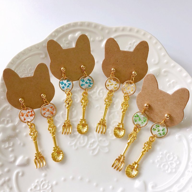 Gold fork spoon earring Clip-On hand made dry flower Japanese resin real flower mini tableware - ต่างหู - เรซิน หลากหลายสี