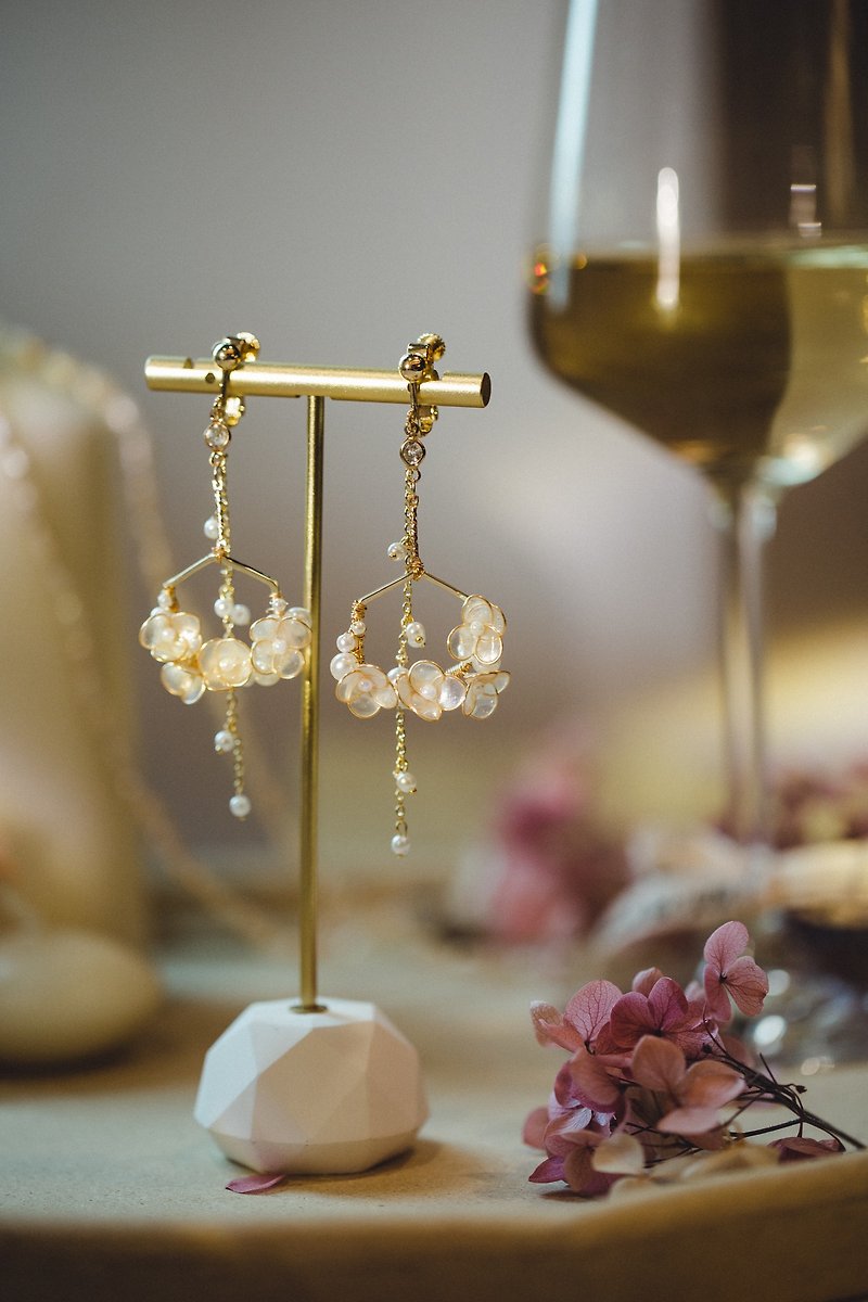 [Flower marriage] beautiful pendant type crystal flower resin pearl handmade Clip-On ear pin in the flower - Earrings & Clip-ons - Resin White