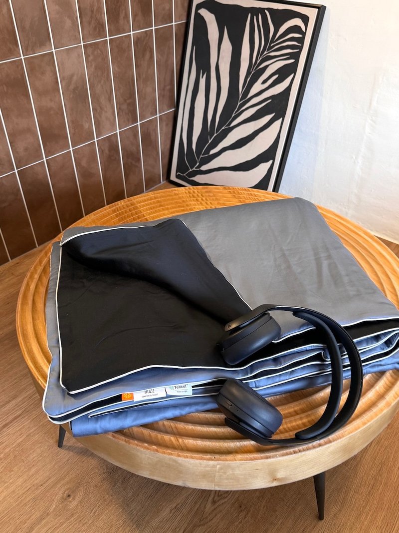 ROZZ100%天絲雙人撞色涼被—黑/藍/深藍/個性 - 寢具/床包 - 絲．絹 黑色