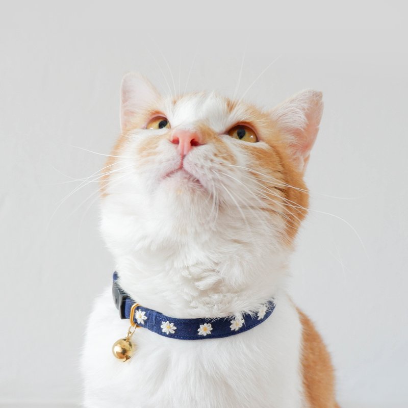 : MINI DAISIES : Indigo - Handmade embroidered flower breakaway cat collar - 項圈/牽繩 - 棉．麻 藍色