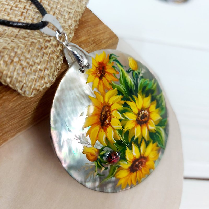 Pearl pendant necklace: Sunflower blossom aesthetic handmade jewelry big flower - Necklaces - Shell Yellow