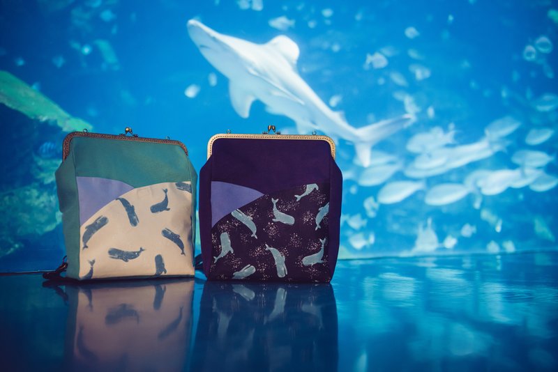 [Whale Singing] Toast Kiss Lock Bag/Backpack/Side Bag/Crossbody Bag - กระเป๋าเป้สะพายหลัง - ผ้าฝ้าย/ผ้าลินิน สีน้ำเงิน