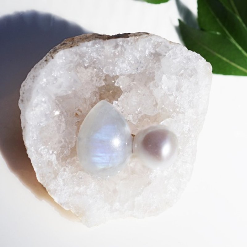 Rainbow Moonstone and Baroque Pearl Brooch Snow white - Hair Accessories - Gemstone White