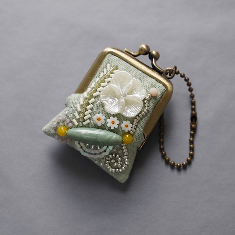 ネックレスにも、バッグチャームにも、小さな小さなビーズ刺繍のがま口 60 セージグリーン ガーゼ　アクセサリーケース - 吊飾/掛飾 - 其他材質 綠色