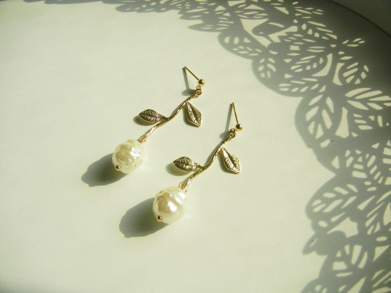 *coucoubird*Pearl flower earrings - ต่างหู - ทอง 24 เค สีทอง