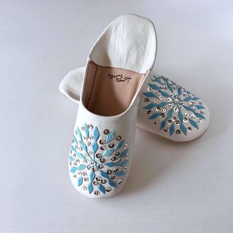 Elegant of hand-sewn embroidery Babushu Hunun White × Light Blue - Other - Genuine Leather White