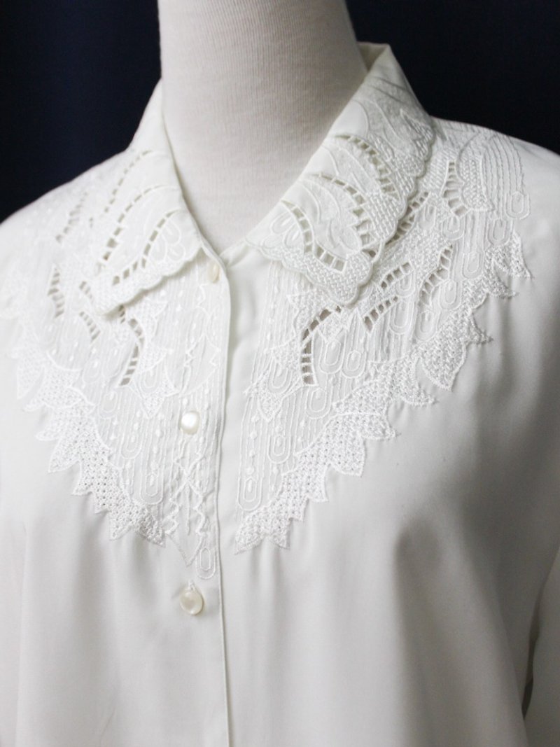 【RE0916T226】 early autumn retro geometric embroidery white ancient shirt - เสื้อเชิ้ตผู้หญิง - เส้นใยสังเคราะห์ ขาว