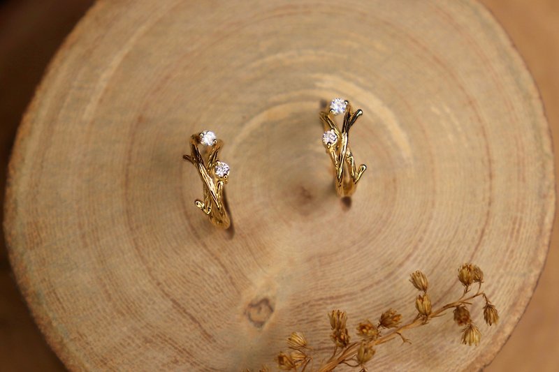 [Flower bed a kadan] Cross branch earrings/Ready stock - ต่างหู - เพชร สีทอง