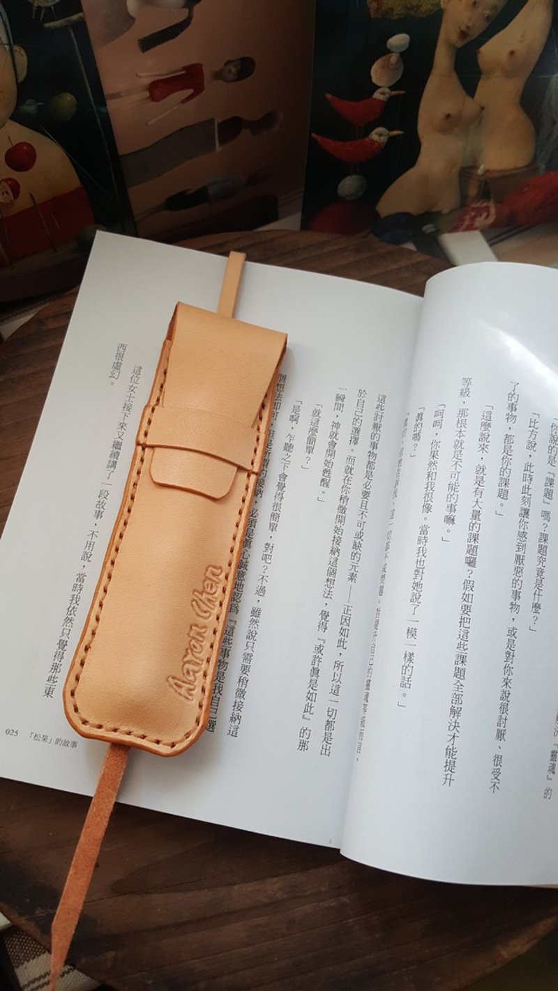 Customized original leather color and pure cowhide pen holder adjustable bookmark-single set can be engraved - กล่องดินสอ/ถุงดินสอ - วัสดุอื่นๆ สีส้ม