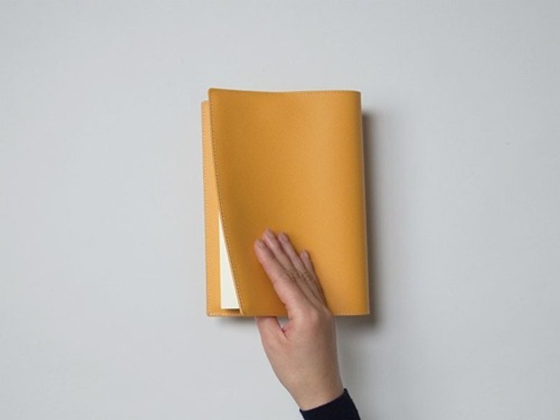単行本  ドイツ製牛革のブックカバー  イエロー   カレン クオイル - 筆記簿/手帳 - 真皮 