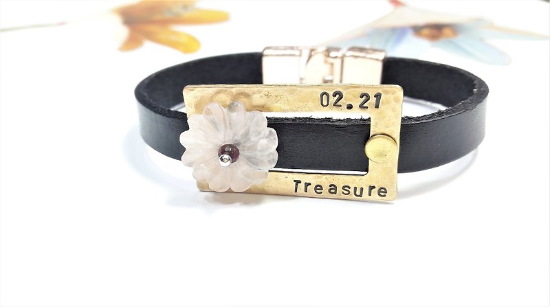 Bracelet ◎**guest engraved word petal pink crystal leather bracelet "Valentine's Day / Christmas gift" customization - สร้อยข้อมือ - หนังแท้ สีดำ