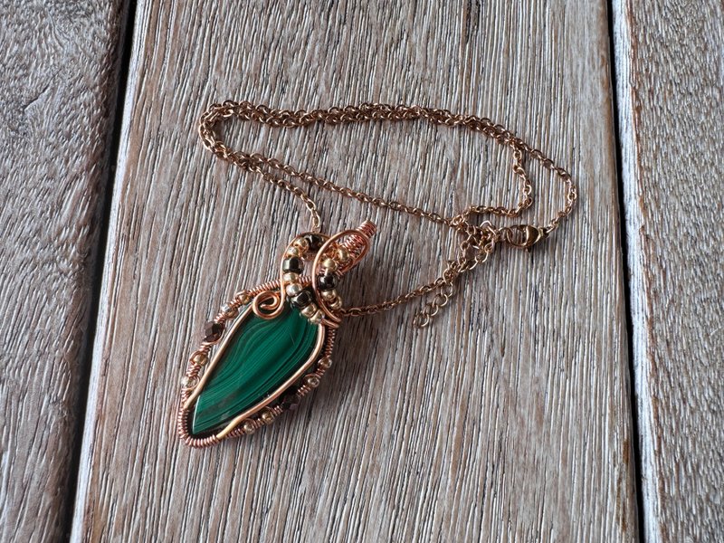 20251126 wire wrapping 孔雀石 銅線 繞線 吊墮 - 項鍊 - 銅/黃銅 綠色
