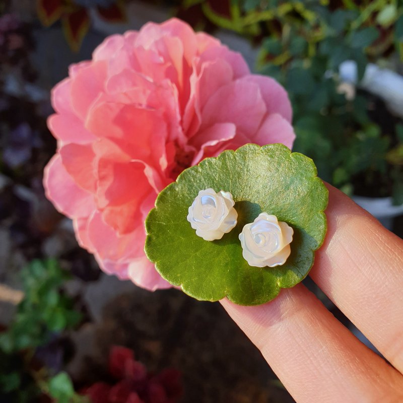 │蝶貝貝雕系列│白薔薇蝶貝雕花耳針 - 耳環/耳夾/耳骨夾 - 貝殼 白色