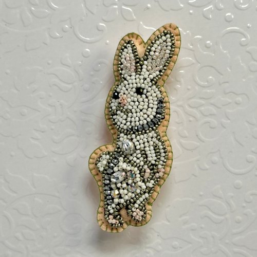 My Little Handmade 手作仔 釘珠淺粉肉色邊白色全身兔仔扣針 Beaded Flesh Color Rabbit Pin