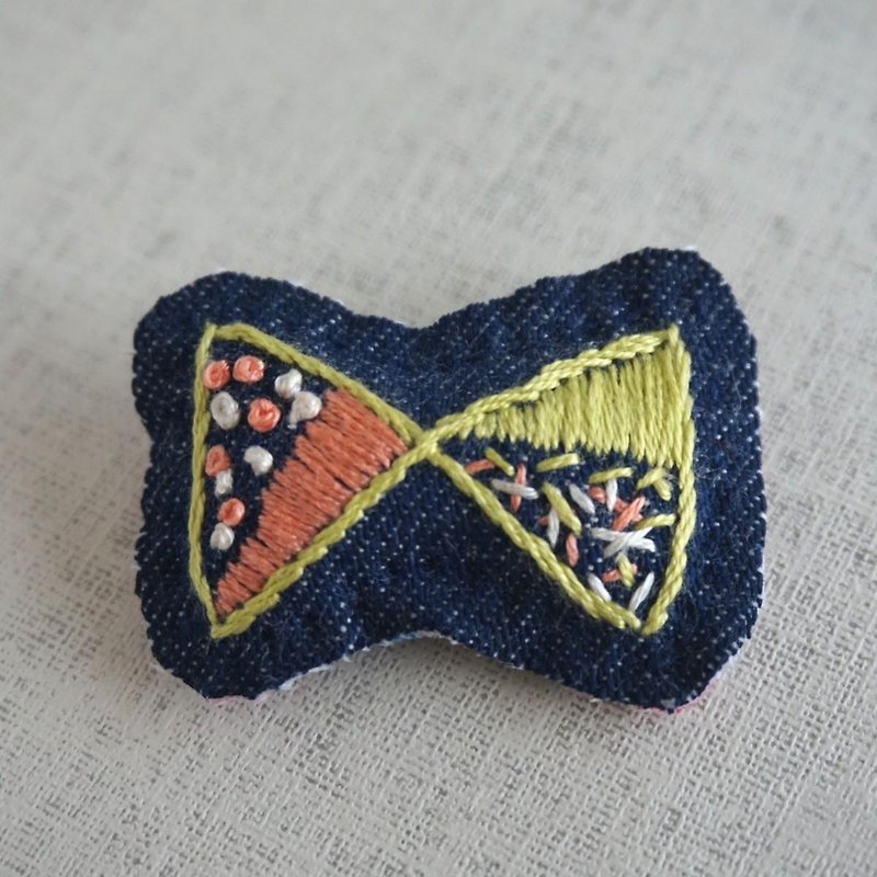 ผ้าฝ้าย/ผ้าลินิน เข็มกลัด สีเขียว - Hand embroidery broach "ribbon 1"