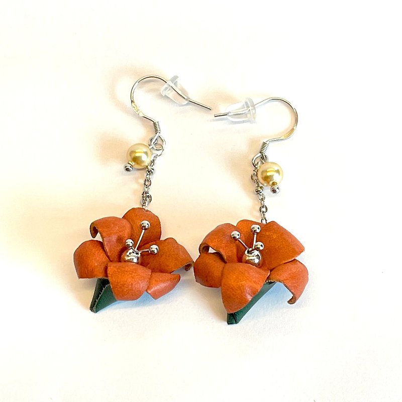 Leather flower earrings with orange lilies, Austrian crystal pearls and tassels - ของวางตกแต่ง - หนังแท้ สีส้ม