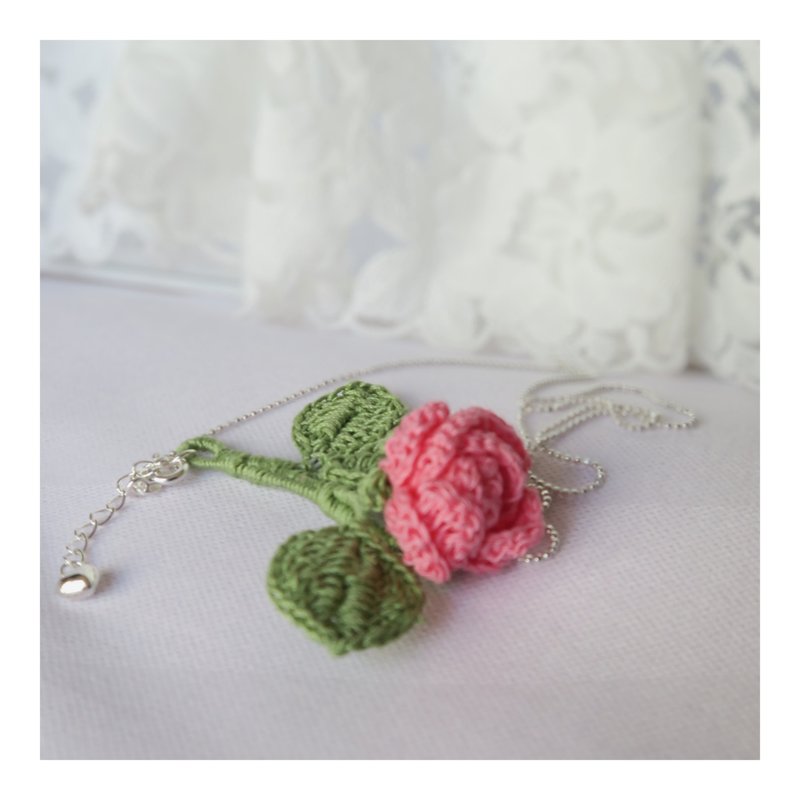 Slightly hooked rose necklace - สร้อยคอ - ผ้าฝ้าย/ผ้าลินิน สึชมพู