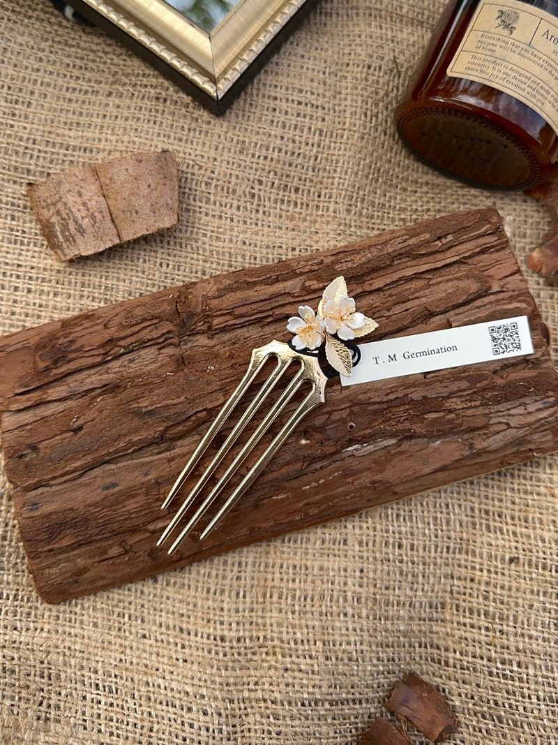 Sakura handmade Bronze hairpin and four-tooth hair comb - เครื่องประดับผม - เรซิน สีทอง