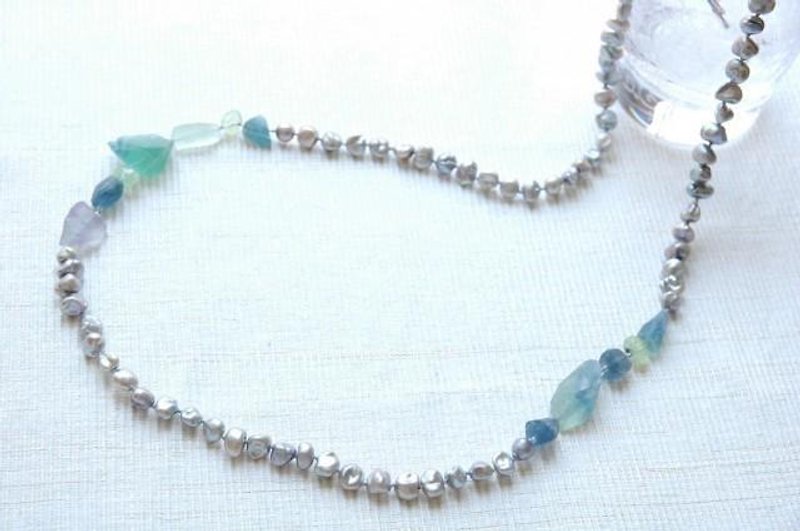 Long necklace of fluorite and Silver Pearl - สร้อยคอ - เครื่องเพชรพลอย สีเงิน