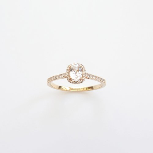 Joyce Wu Handmade Jewelry 天然橢圓形無色剛玉 微鑲鑽石 純 18K 金戒指 | 客製復古鑽石