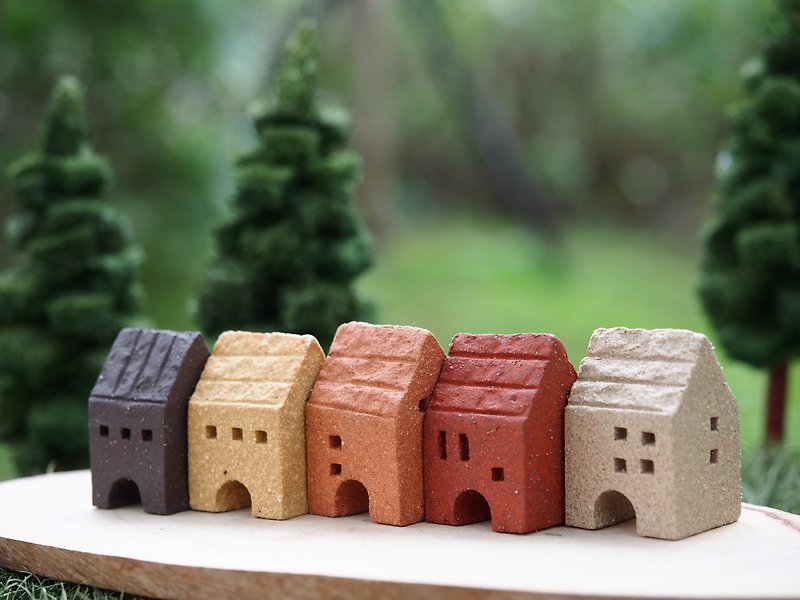 【小さな村シンプルな村】手作り陶器小屋/ミニ-5個/グループ（四方に窓があり、任意の組み合わせが可能） - 置物 - その他の素材 多色