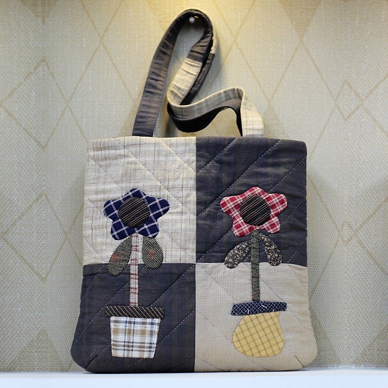 Small flower patchwork patchwork side backpack ❖ Exclusive hand-stitched bag ❖ - กระเป๋าแมสเซนเจอร์ - ผ้าฝ้าย/ผ้าลินิน สีกากี
