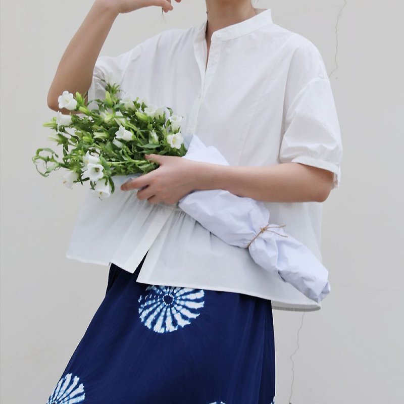 [Tossing cloth for clothing ZBWY] Spring and summer Japan Omi sun-dried white cotton short-sleeved shirt shirt niche design - Women's Shirts - Cotton & Hemp White