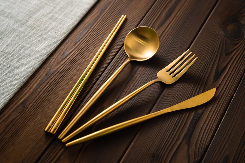 Islandoffer 304 焗漆金不鏽鋼4件禮盒套裝(匙叉筷刀) 文青高貴 - 刀叉/湯匙/餐具組 - 不鏽鋼 金色