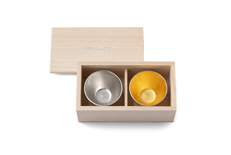 Sake Cup Set (tin & gold) in Paulownia Box - แก้วไวน์ - โลหะ สีเงิน