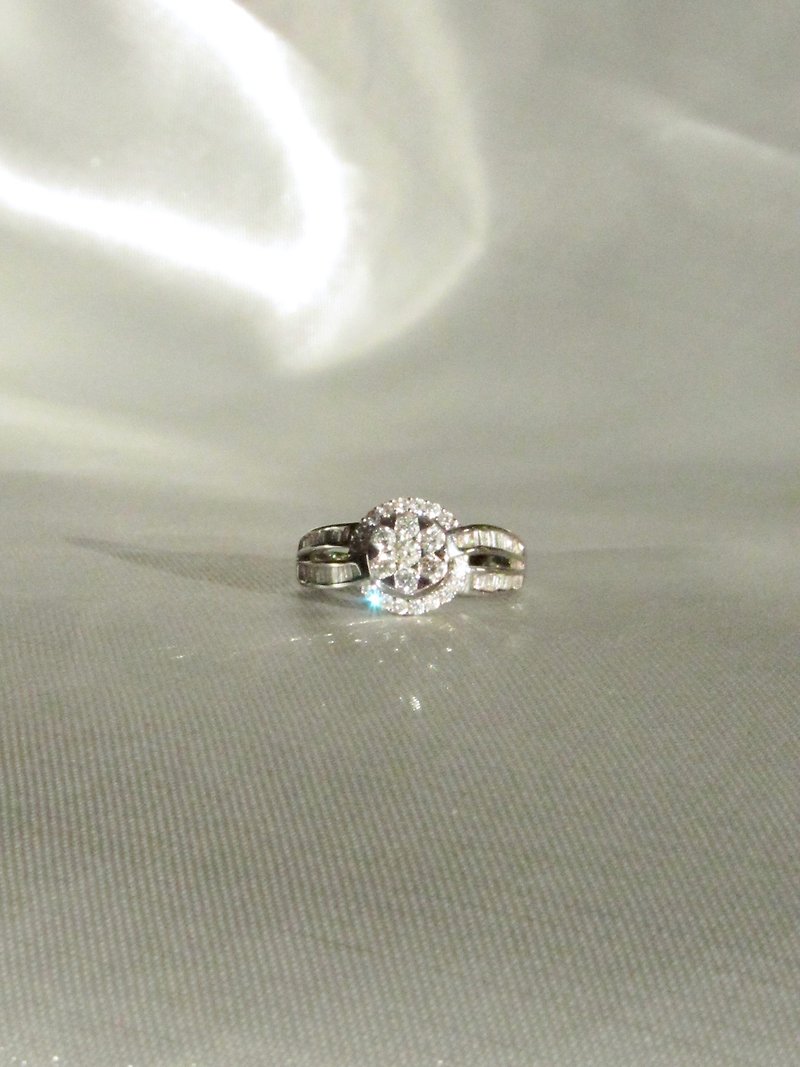 18K ホワイト ゴールド ナチュラル バゲット & ラウンド ダイヤモンド フラワー クラスター リング - リング・指輪 - ダイヤモンド 透明