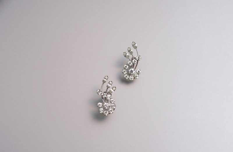 1960s Stone Star Grass Rhinestone Wrapped White Gold Stud Clip-On/Wedding/Gorgeous - ต่างหู - โลหะ สีเงิน