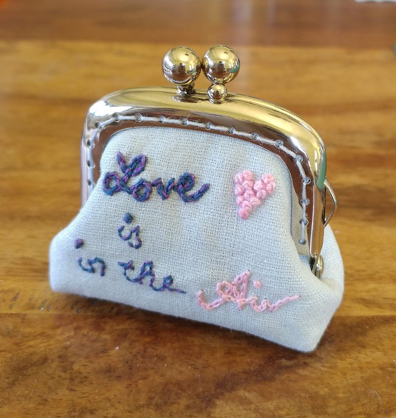 CaCa Crafts | Hand-embroidered mini-gold bag [Love is in the Air] - Customized orders - Coin Purses - Cotton & Hemp 